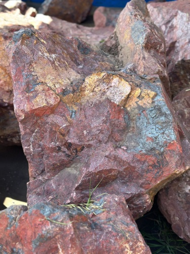 Камни для ландшафтного дизайна красно-фиолетовые 10-60 килограмм купить в Снежинске