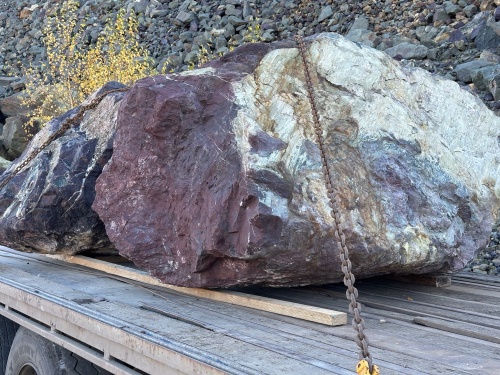 Огромные красно-фиолетовые валуны для ландшафтного дизайна весом более 5 тонн купить в Снежинске
