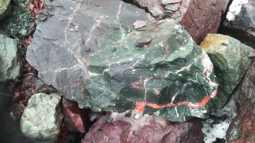 Гигантские зелёные валуны для ландшафтного дизайна весом более 5 тонн купить в Снежинске