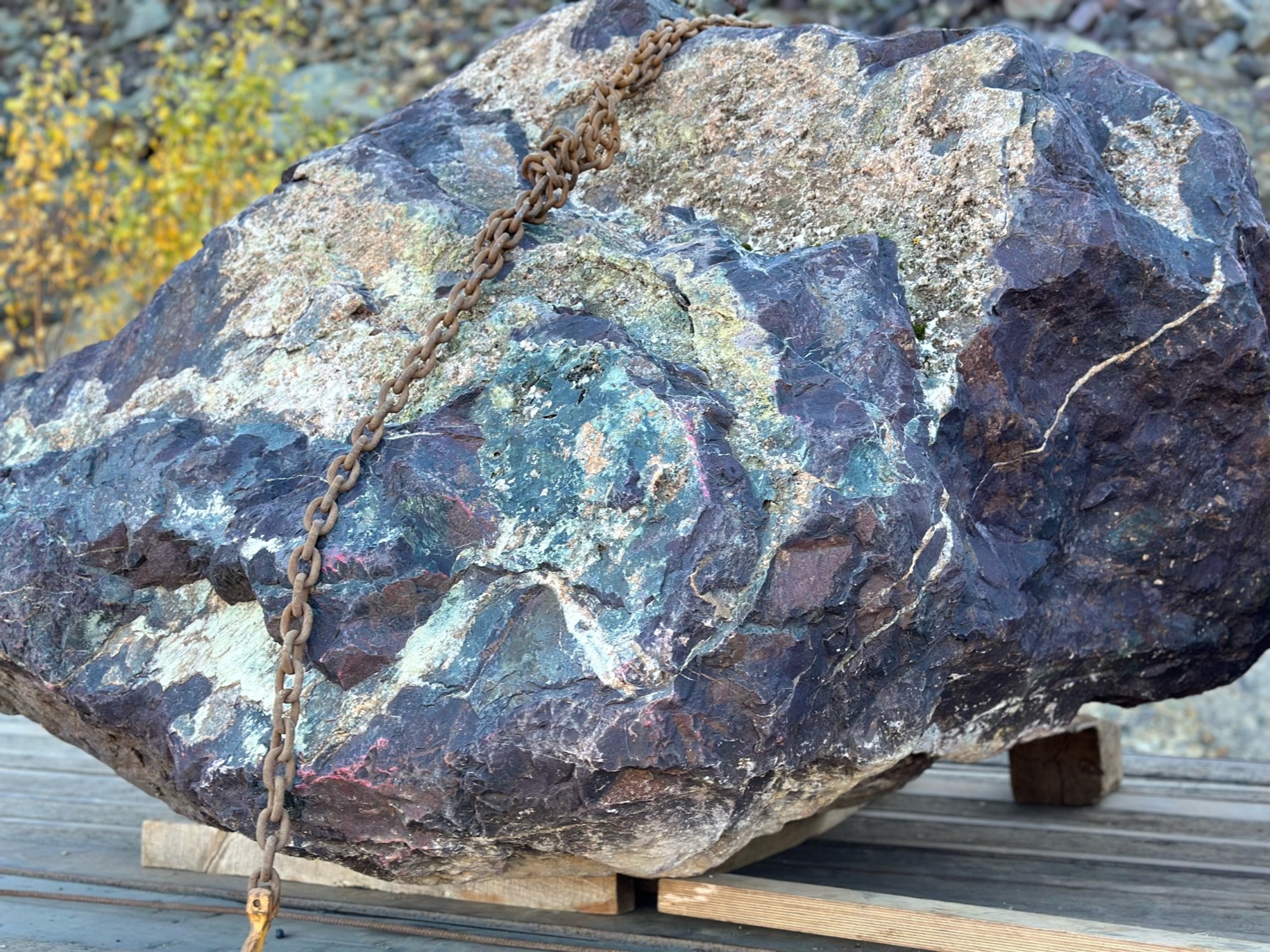 Огромные красно-фиолетовые валуны для ландшафтного дизайна весом более 5 тонн купить в Снежинске