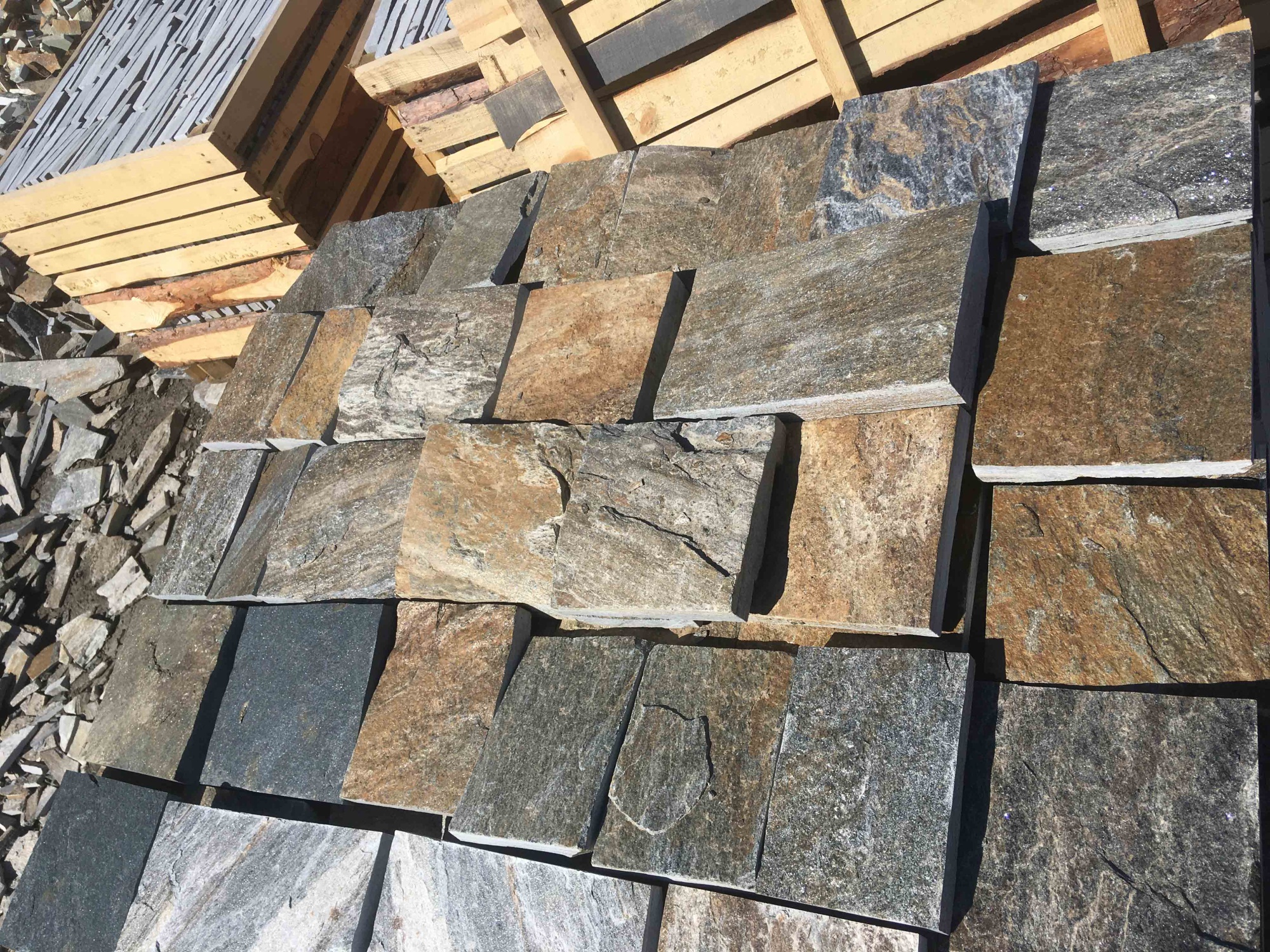 Плитка пилёная златолит Уральский для цоколя, отмостки купить в Снежинске