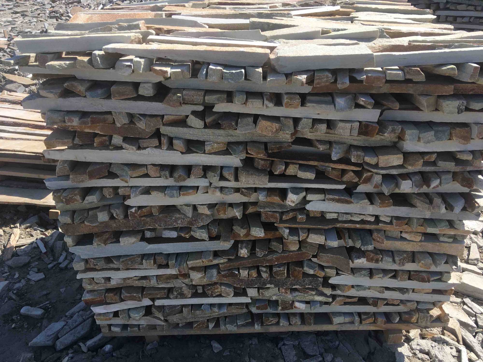 Горбушка златолит золотистый для облицовки купить в Снежинске