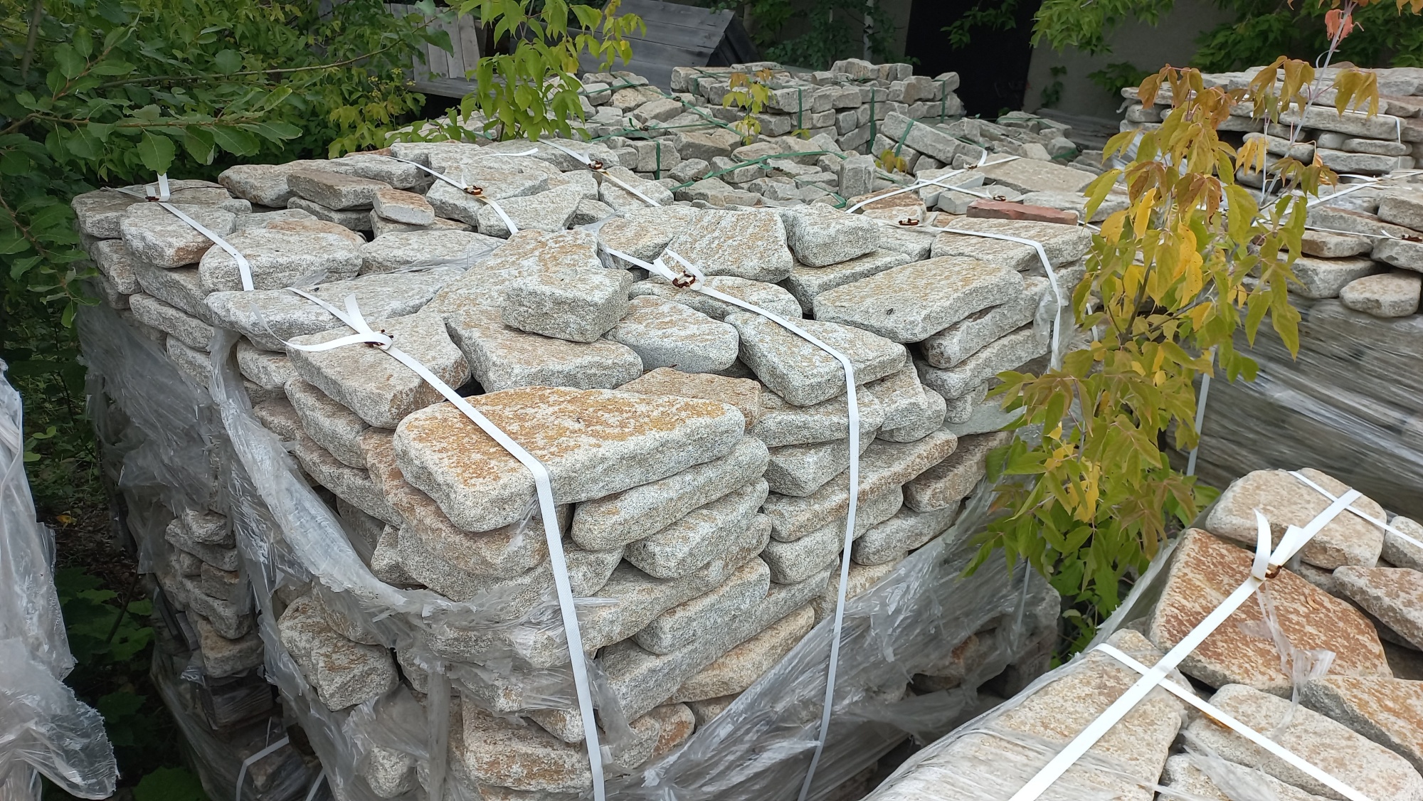 Плитняк галтованный гранитный для ландшафтного дизайна купить в Снежинске