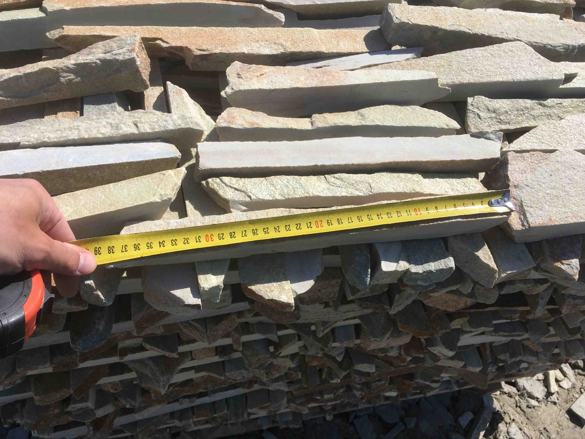 Горбушка златолит золотистый для облицовки купить в Снежинске