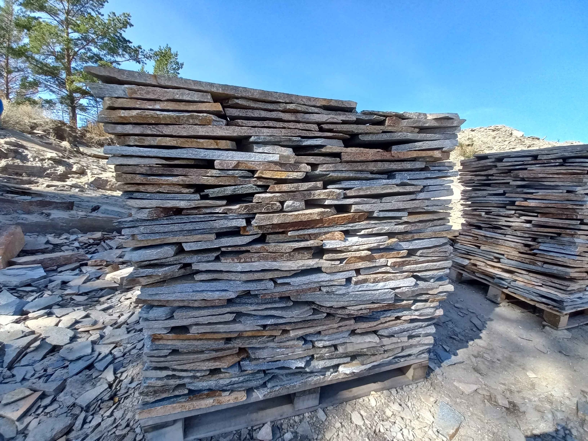 Плитняк златолит серебристый для фасада купить в Снежинске