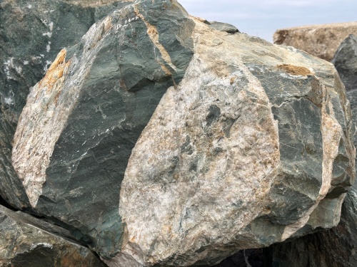 Гигантские зелёные валуны для ландшафтного дизайна весом более 5 тонн купить в Снежинске