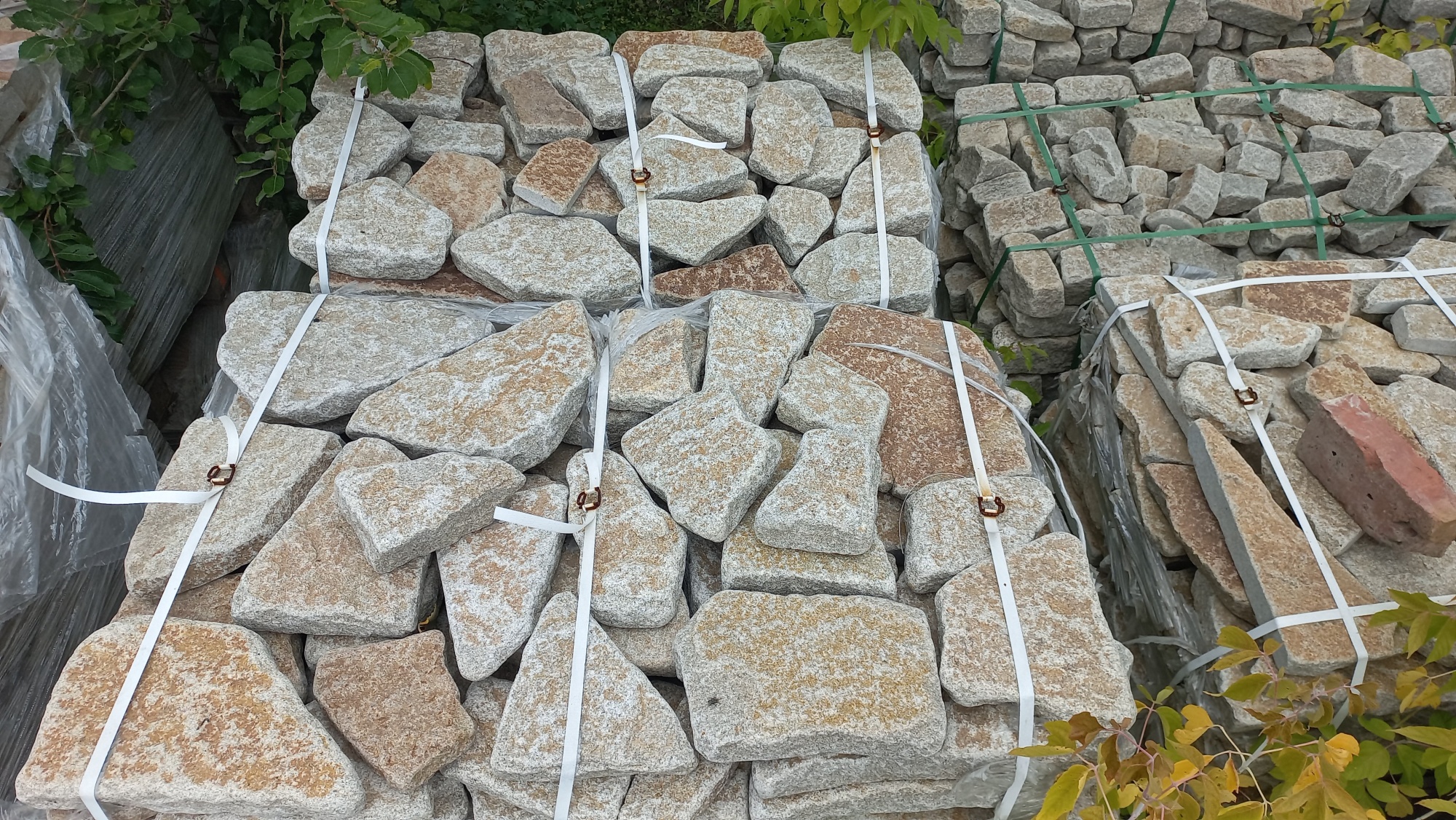 Гранитный плитняк галтованный для мощения купить в Снежинске