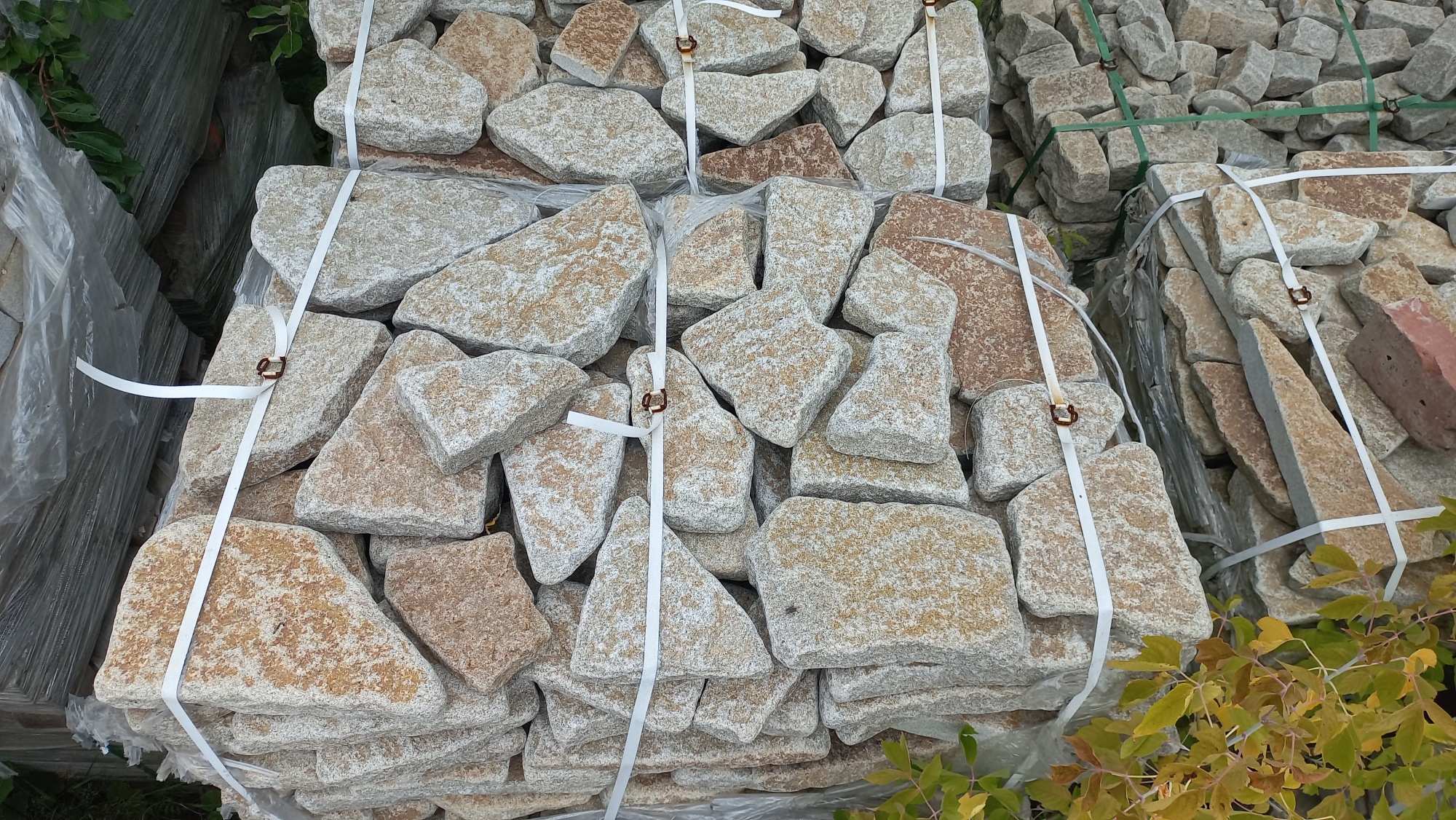 Плитняк галтованный гранитный для ландшафтного дизайна купить в Снежинске