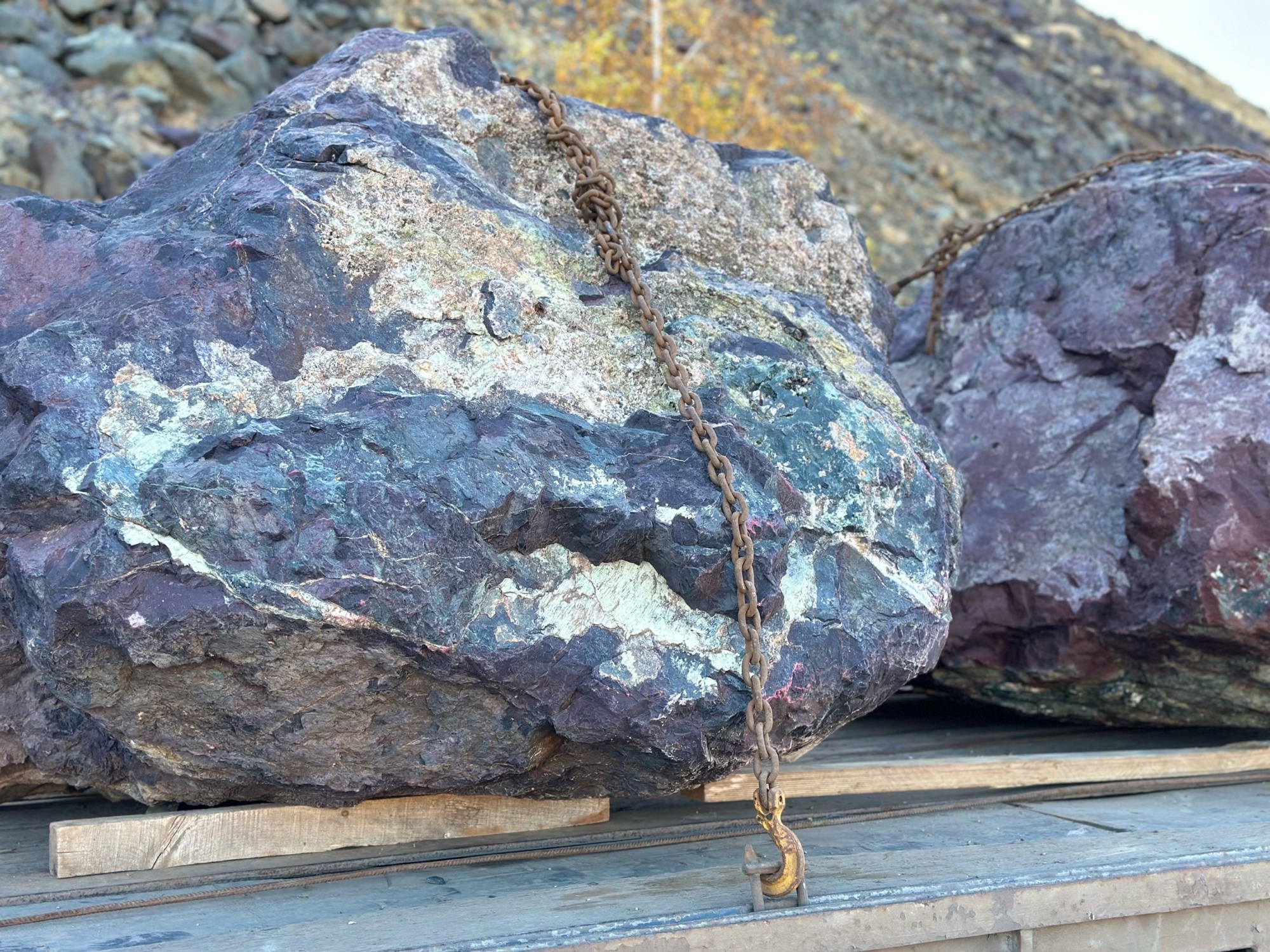 Огромные красно-фиолетовые валуны для ландшафтного дизайна весом более 5 тонн купить в Снежинске