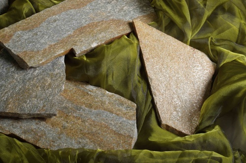 Плитняк златолит Уральский для цоколя, отмостки купить в Снежинске